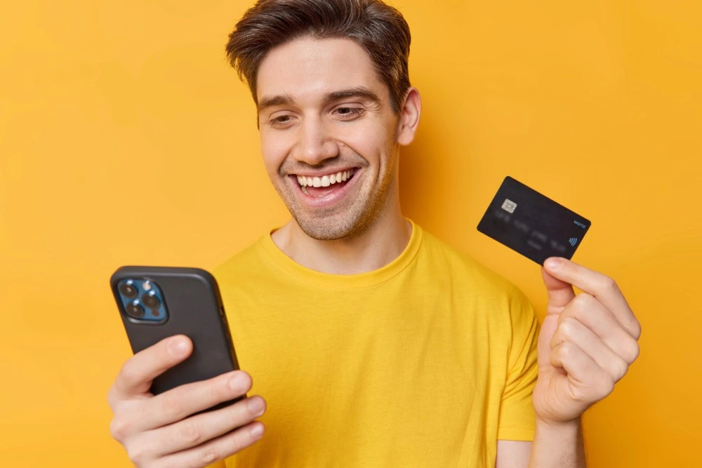 Persona confirma su solicitud desde el móvil en un proceso rápido online