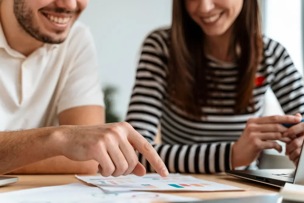 Pareja revisando documentación y datos antes de solicitar un minicredito online