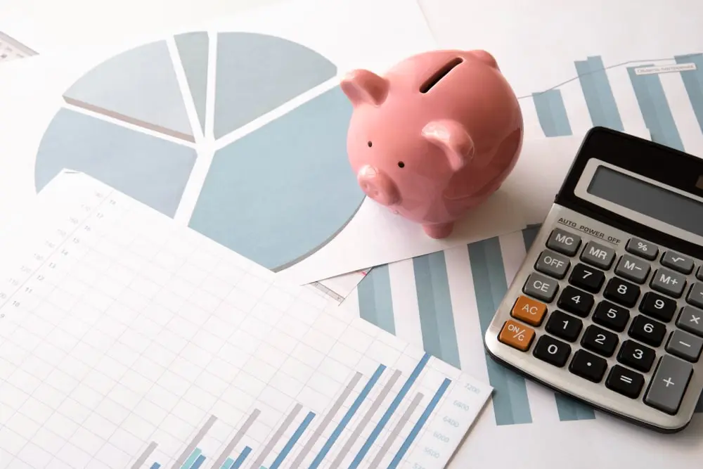 Hucha y calculadora sobre gráficas: revisión de TAE, comisiones y prórrogas en minicréditos nuevos